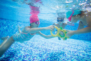 Dzieci w basenie, zdjęcie pod wodą
